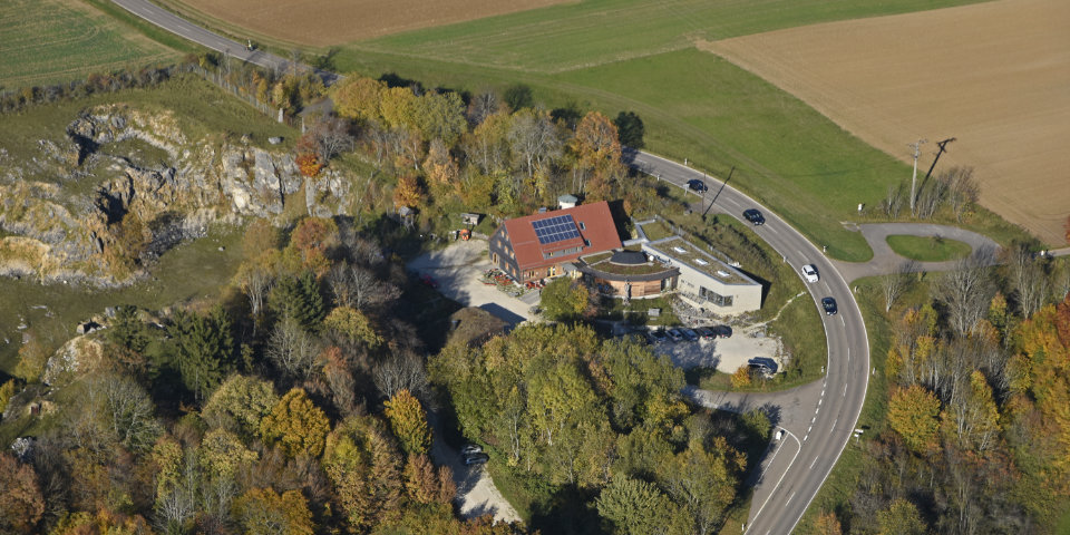 Schräge Luftbildaufnahme vom Naturschutzzentrum Schopflocher Alb.