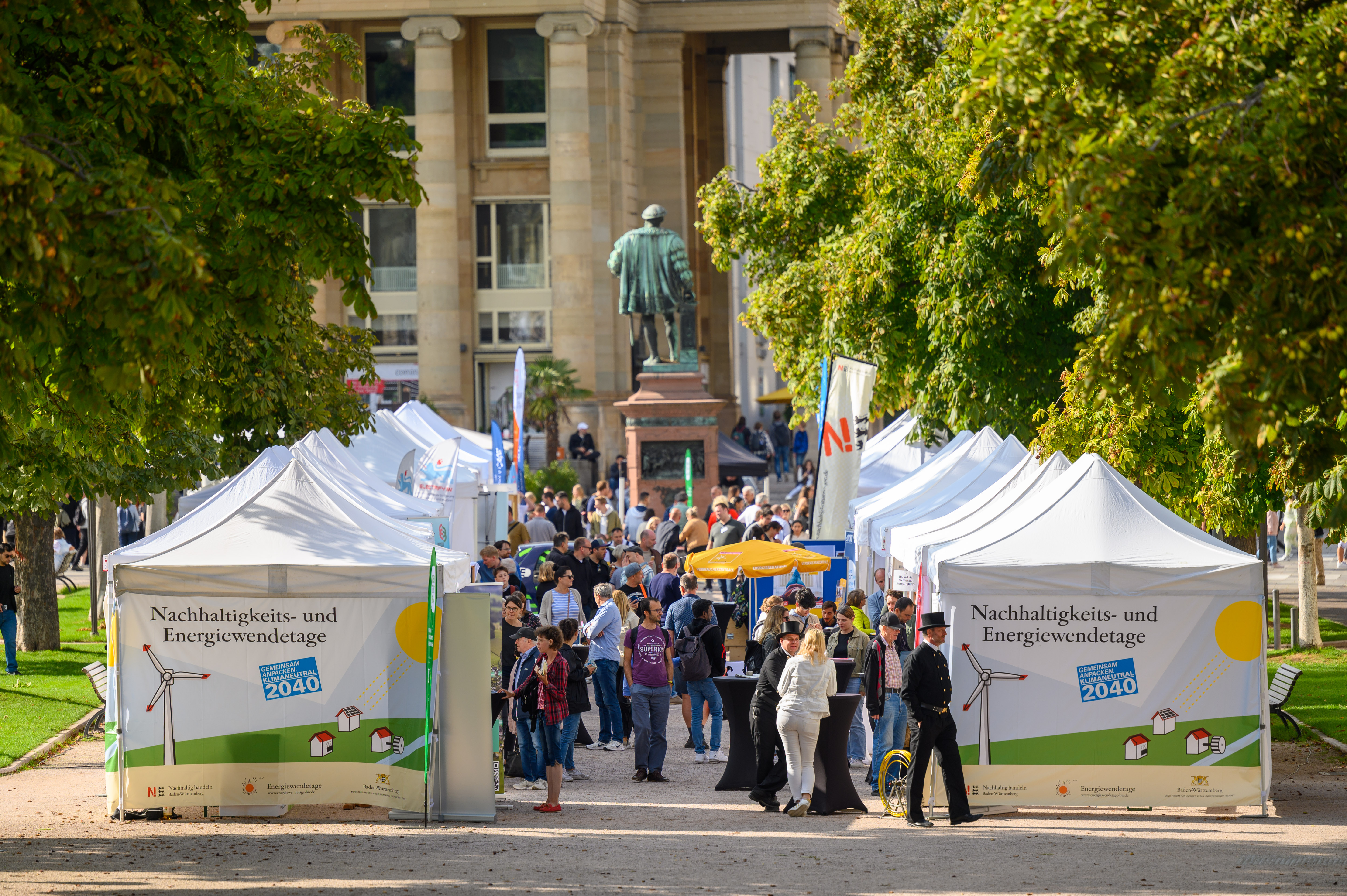 Pavillions und Menschen auf den N-Tagen
