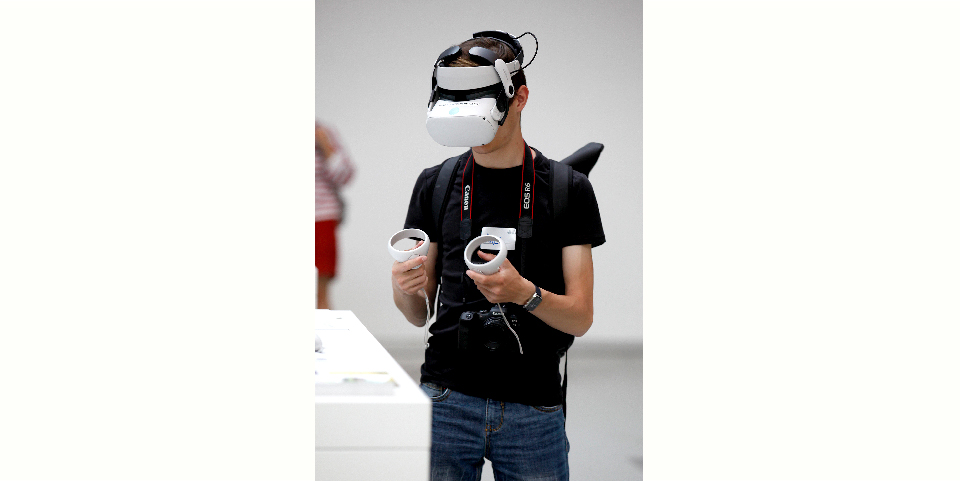 Jugendlicher mit VR-Brille beim Jobfestival