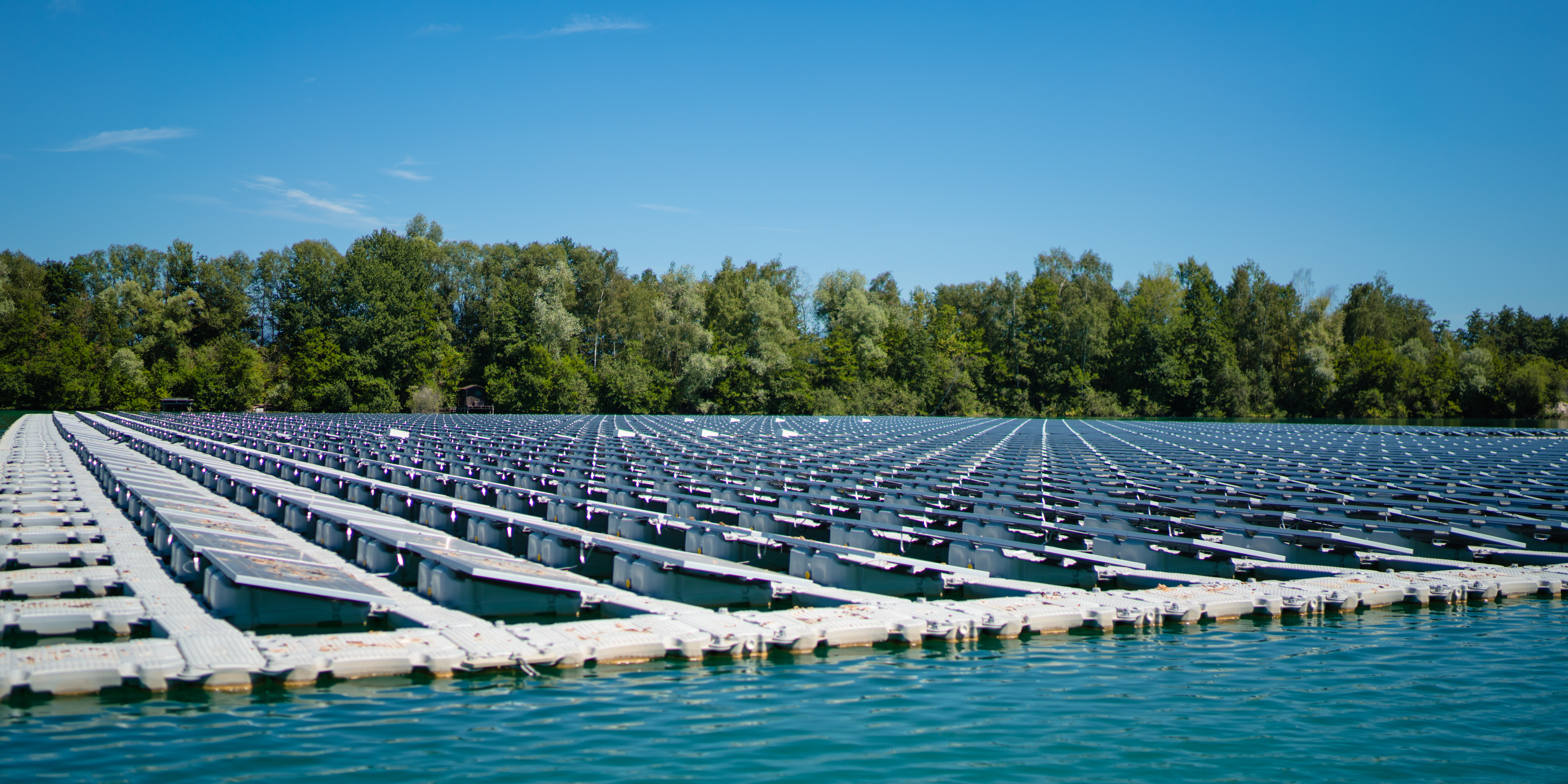 Schwimmende PV-Anlage auf einem Baggersee. 