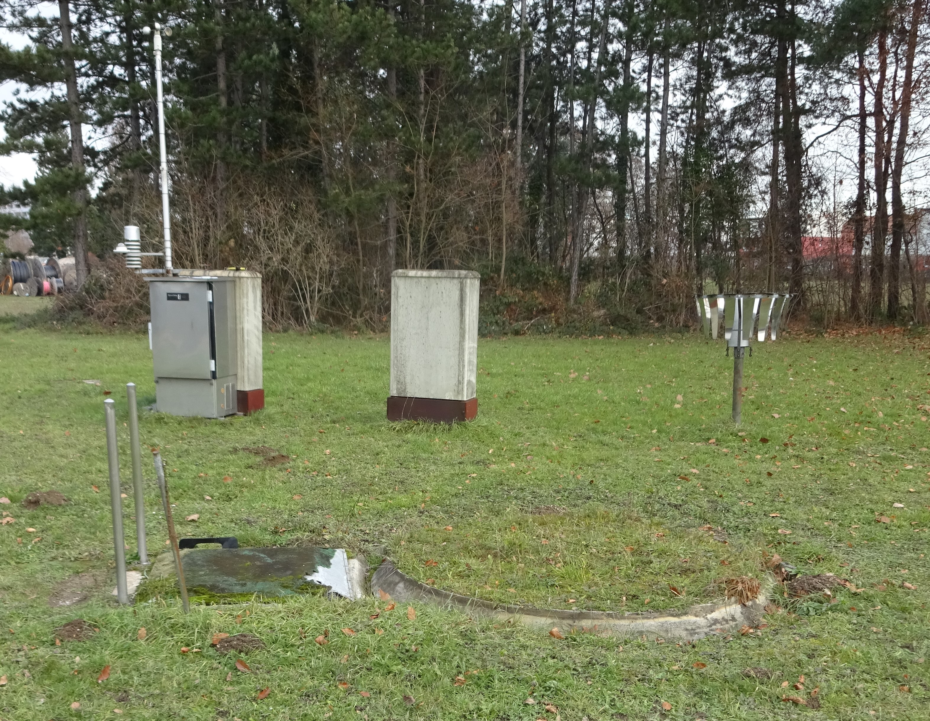 Bild der wägbaren Lysimeterstation Stutensee-Büchig mit zugehöriger meteorologischer Station im Hintergrund.