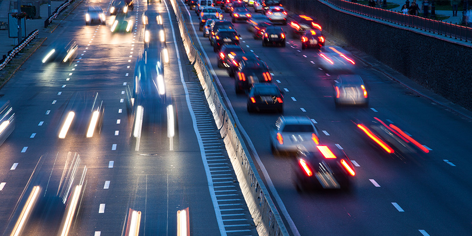 Stark befahrene Autobahn am Abend mit beleuchteten Fahrzeugen