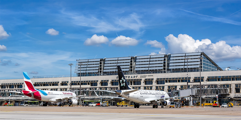 Vorfeld des Flughafens Stuttgart mit Terminalgebäude und zwei davor abgestellten Flugzeugen