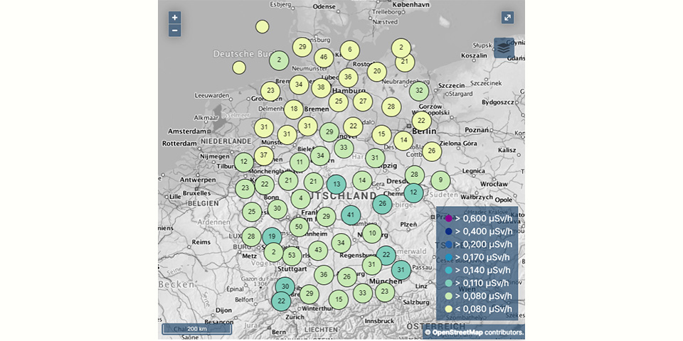 Übersichtskarte aller Radioaktivitäts-Messstellen in Deutschland. Die Zahlen geben die Anzahl der Messstellen in einem Gebiet an, während sich die Farbe an der Messwerte-Skala orientiert.