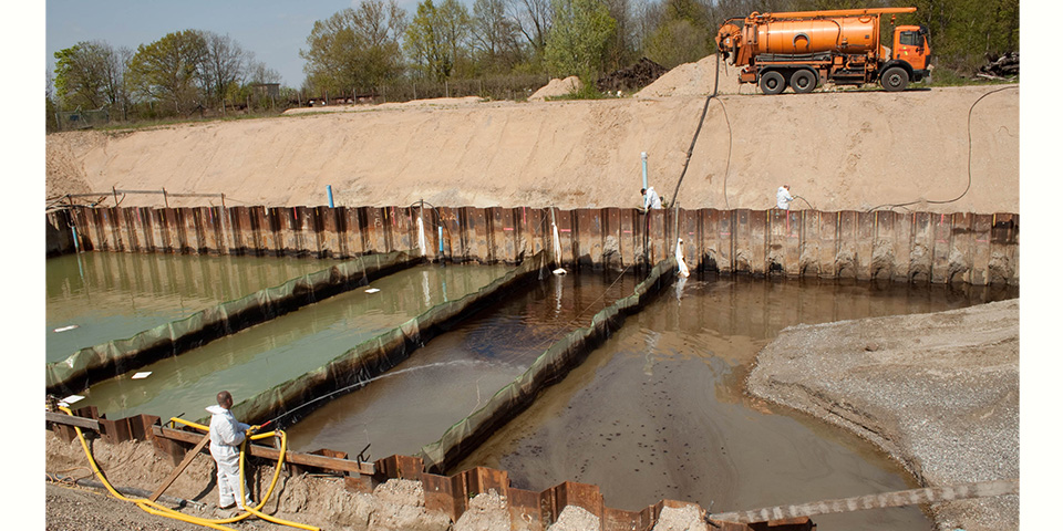 Bild zeigt die Sanierung von mit Teerölen belastetem Grundwasser Bild zeigt die Sanierung von mit Teerölen belastetem Grundwasser