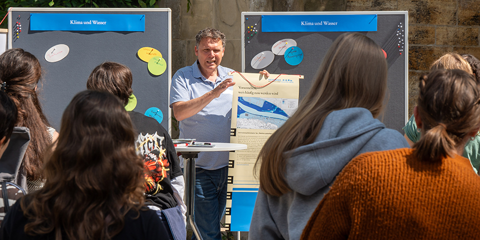 Der Leiter des Workshops Wasser spricht zu den Teilnehmenden.