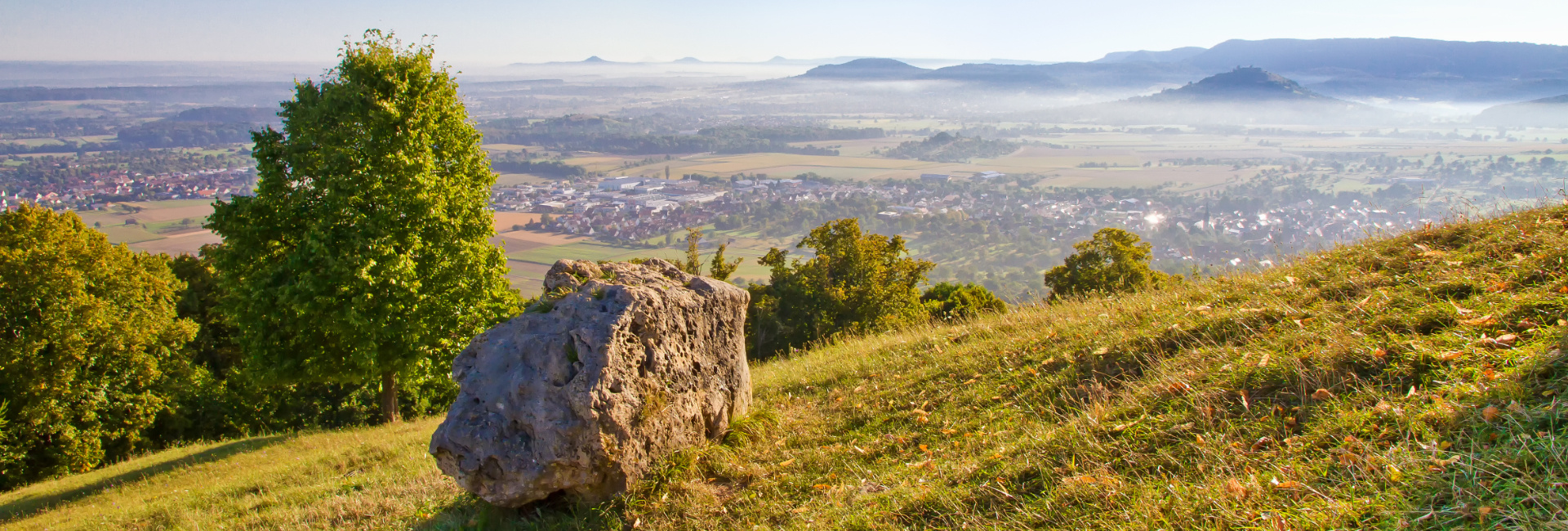 Schwäbische Alb am Morgen – Blick vom Hörnle bei Kirchheim unter Teck.