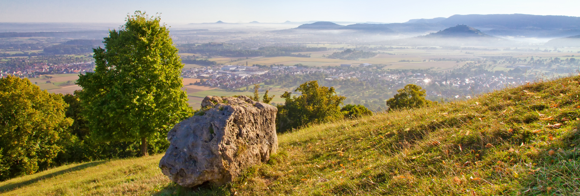 Schwäbische Alb am Morgen – Blick vom Hörnle bei Kirchheim unter Teck.