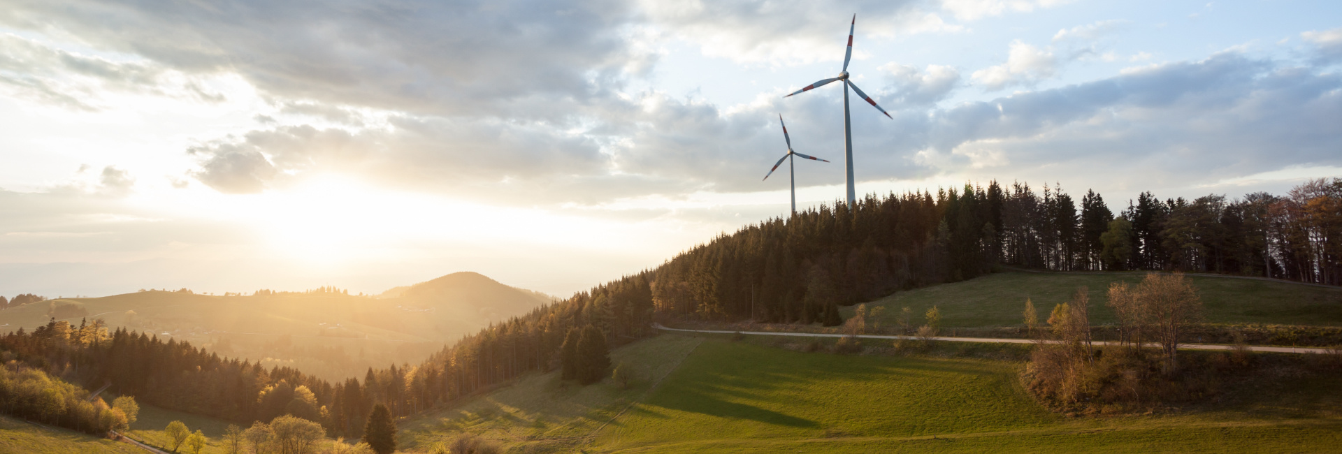 Zwei Windkraftanlagen im Südschwarzwald.