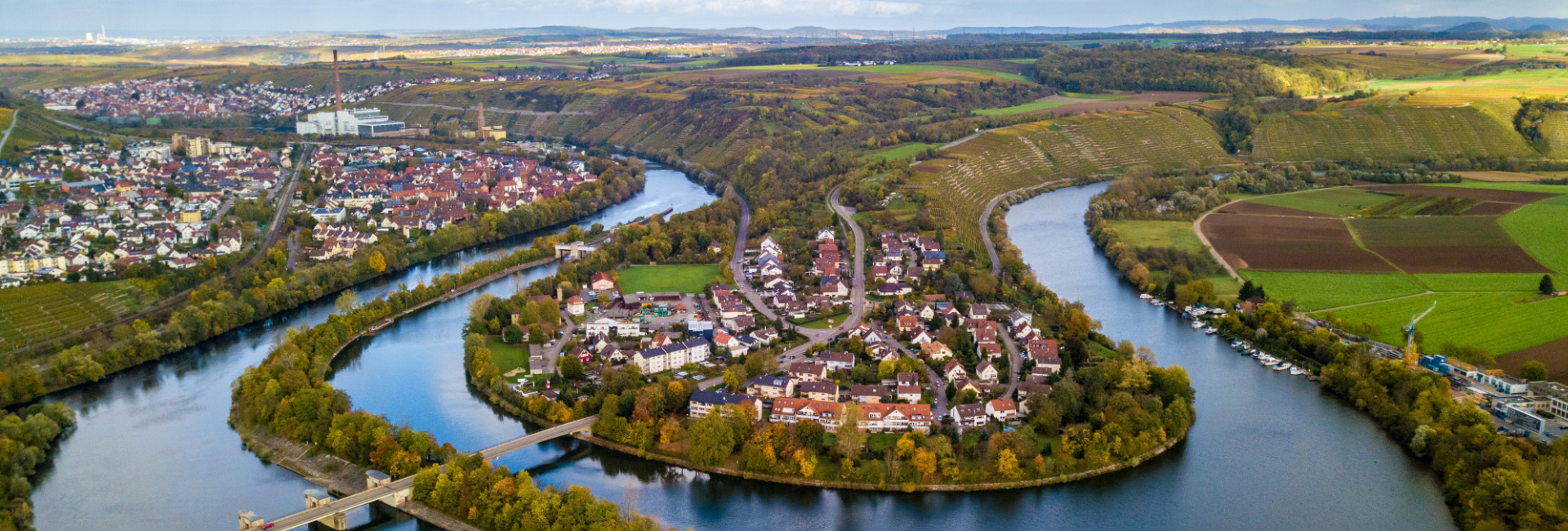 Blick von schräg oben auf die Neckarschleife bei Besigheim im Landkreis Ludwigsburg.